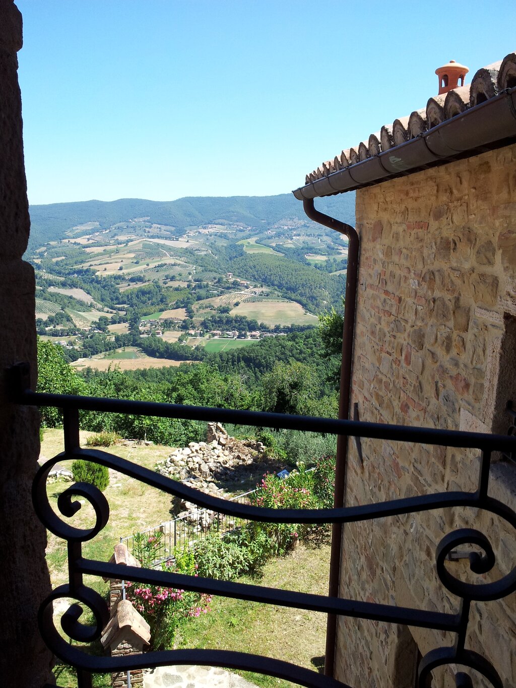 Vista dalla balconata di un appartamento che si affaccia sulla campagna circostante